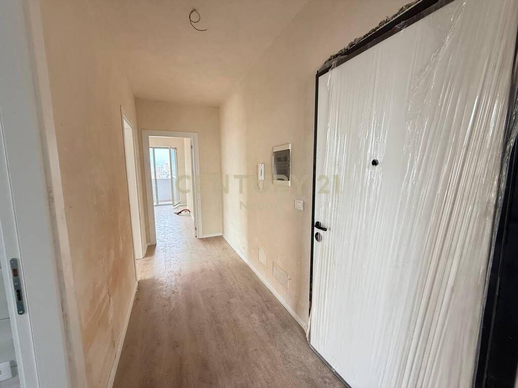 Shitet Apartament 2+1+2, tek Shkolla e Bashkuar!!