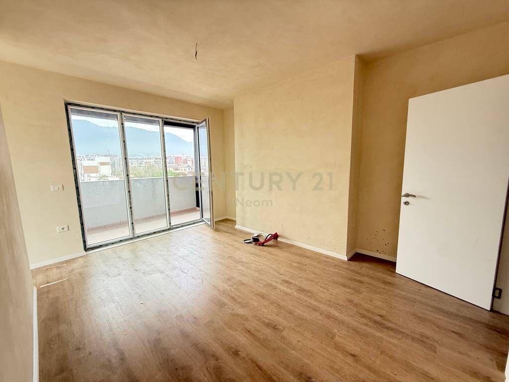 Shitet Apartament 2+1+2, tek Shkolla e Bashkuar!!