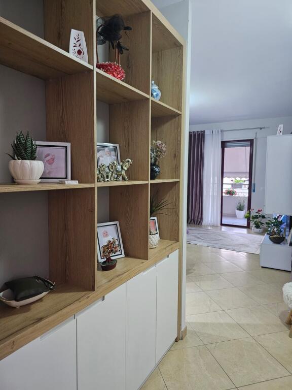 Apartament 1+1 me Qera Afatgjate - ne fillim te Lungomares, Vlore
