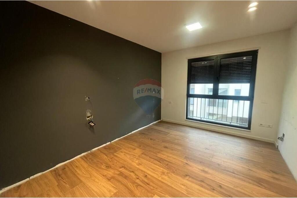 Shitet apartament 2+1+2 tek Liqeni i Thate !