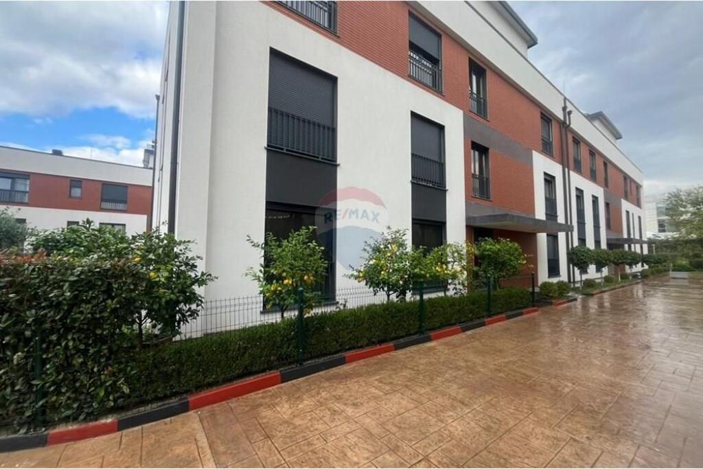 Shitet apartament 2+1+2 tek Liqeni i Thate