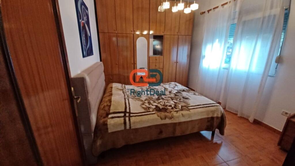 Tek Fakulteti I Inxhinierise Se Ndertimit, Jepet Me Qira Vile, Me Hapesira Te Bollshme Dhe Lokacion Ideal!!!