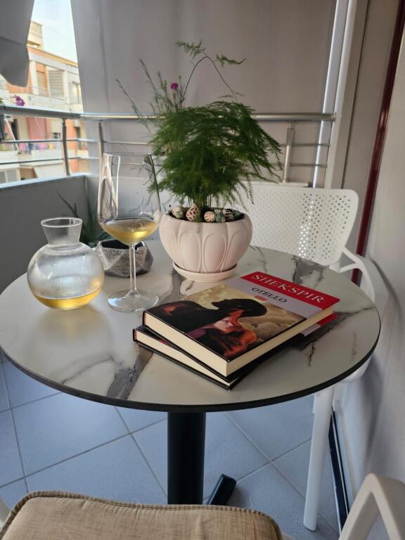 Apartament 1+1 me Qera Afatgjate - ne fillim te Lungomares, Vlore