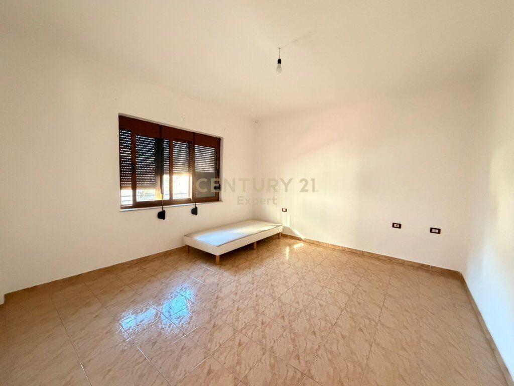 Jepet me qira vilë 4-kateshe pranë Globe Center