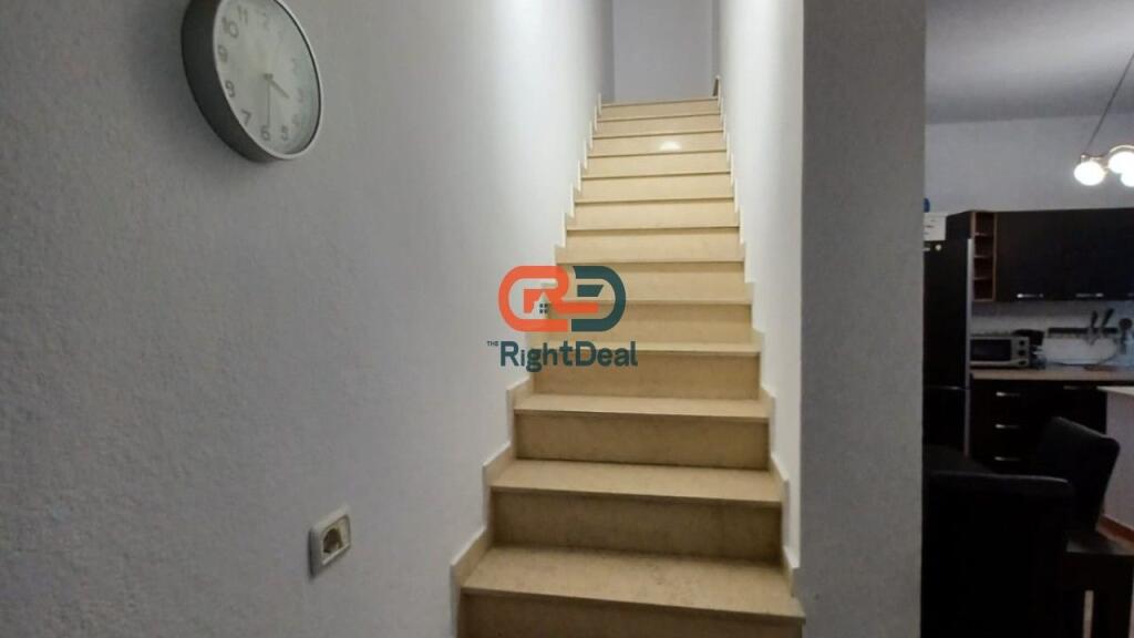 Tek Fakulteti I Inxhinierise Se Ndertimit, Jepet Me Qira Vile, Me Hapesira Te Bollshme Dhe Lokacion Ideal!!!