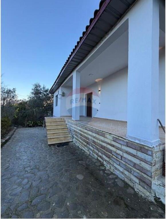 Shitet Shtëpi Private – Petrelë, Tiranë