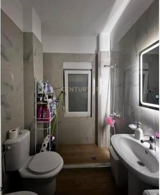 Apartament me qira ne fresk,Afer hotel gaxherrit