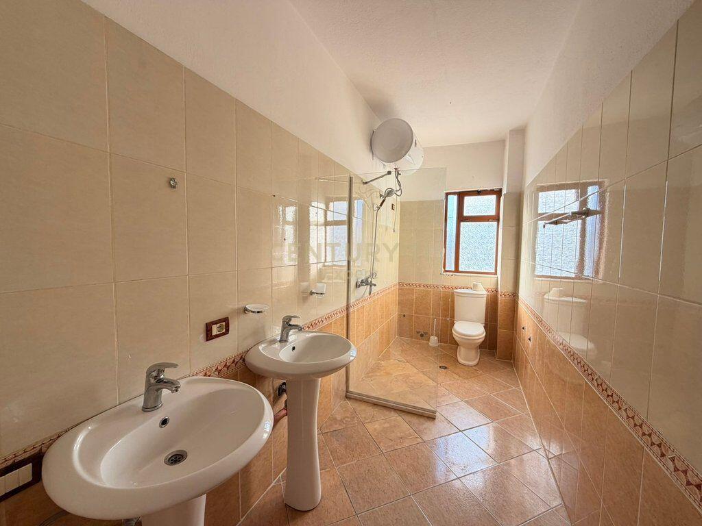 Jepet me qira vilë 4-kateshe pranë Globe Center