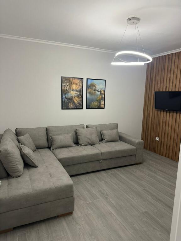 Super apartament me qira tek shkolla e kuqe