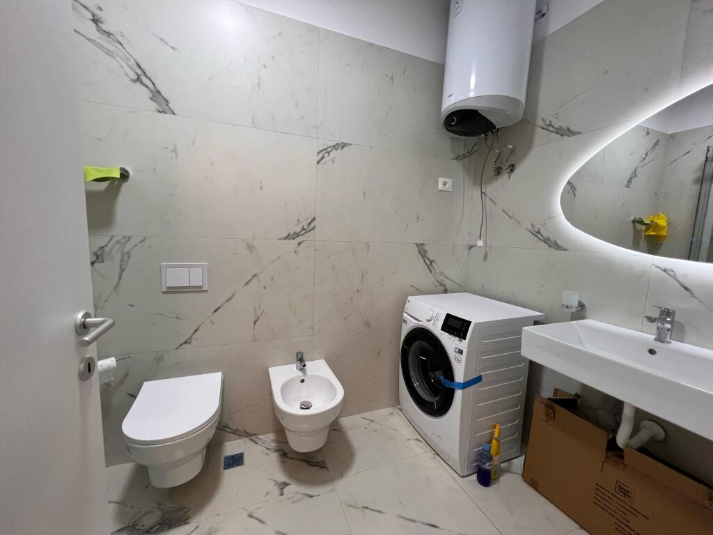 Jepet me qira Apartament 1+1 me Post Parkimi - Liqeni Thate