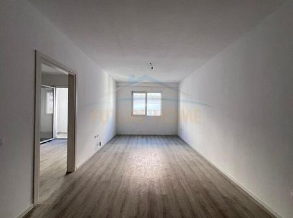 Shitet, Apartament 1+1, Rruga Dritan Hoxha, Tiranë.