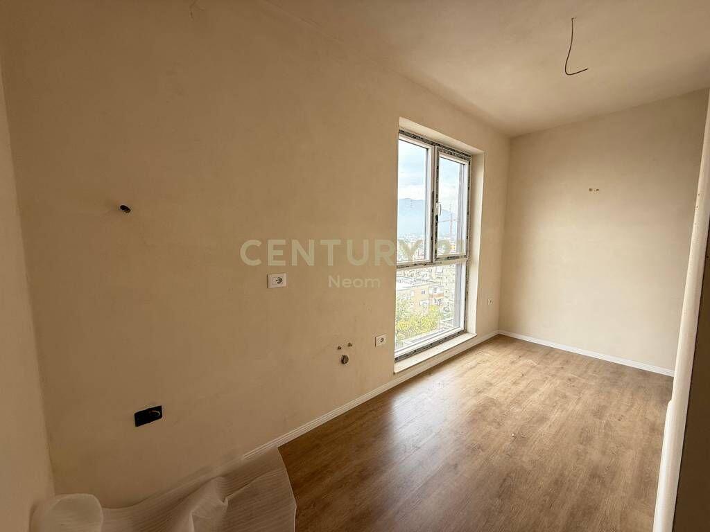 Shitet Apartament 2+1+2, tek Shkolla e Bashkuar!!