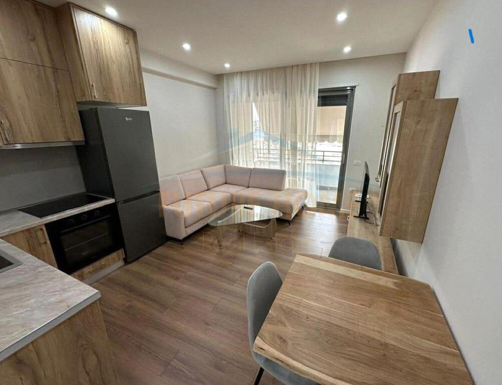 Apartament 1+1+Post Parkimi, per Qera, Pazari i Ri, Tirane