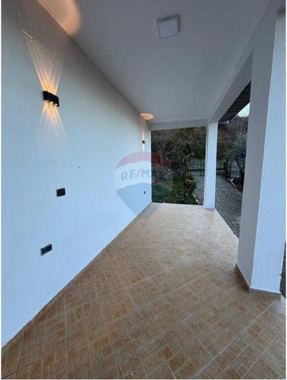 Shitet Shtëpi Private – Petrelë, Tiranë