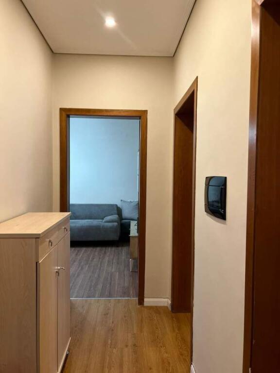 🏢Rruga Fortuzi ,pak minuta  larg Hotel Confort, jepet me qera apartament 2+1i mobiluar. 700 Euro