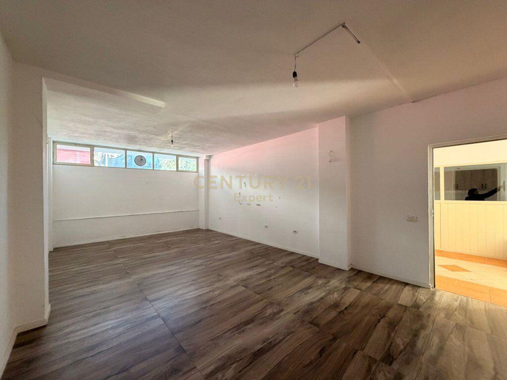 Jepet me qira vilë 4-kateshe pranë Globe Center