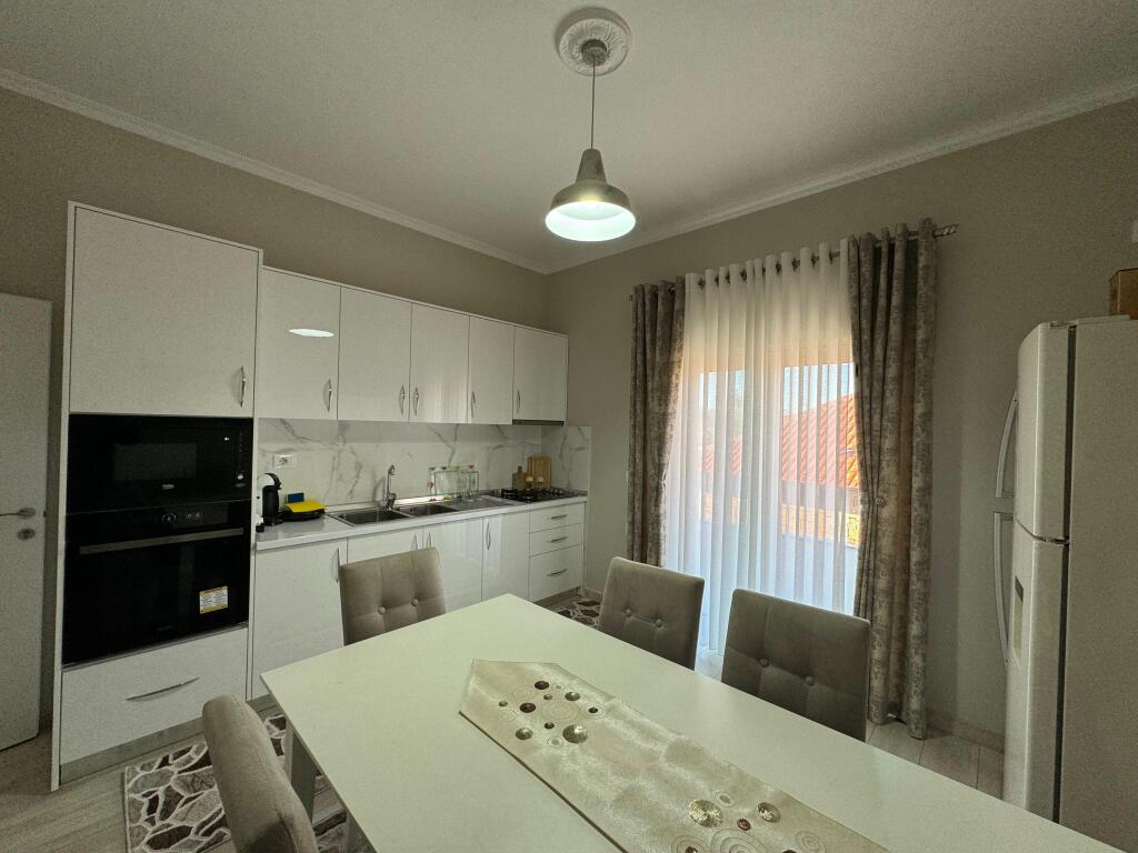 VILAT GJERMANE, JAPIM ME QIRA APARTAMENT 2+1