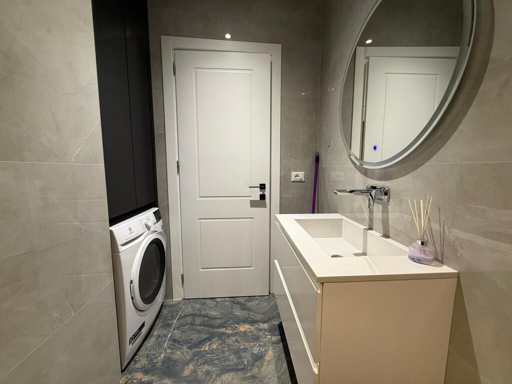 Jepet me qira Apartament 1+1 me Post Parkimi - Liqeni Thate