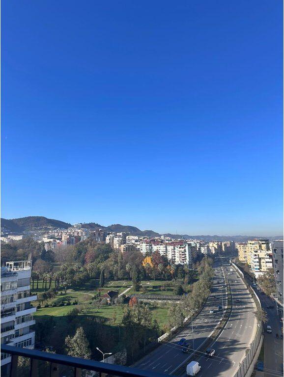 Shitet apartament 3+1+2 +2 poste parkimi LakeView