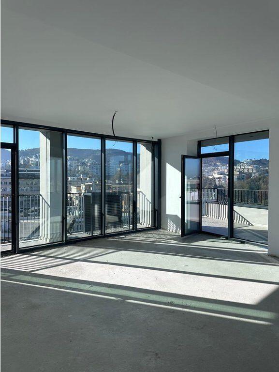 Shitet apartament 3+1+2 +2 poste parkimi LakeView