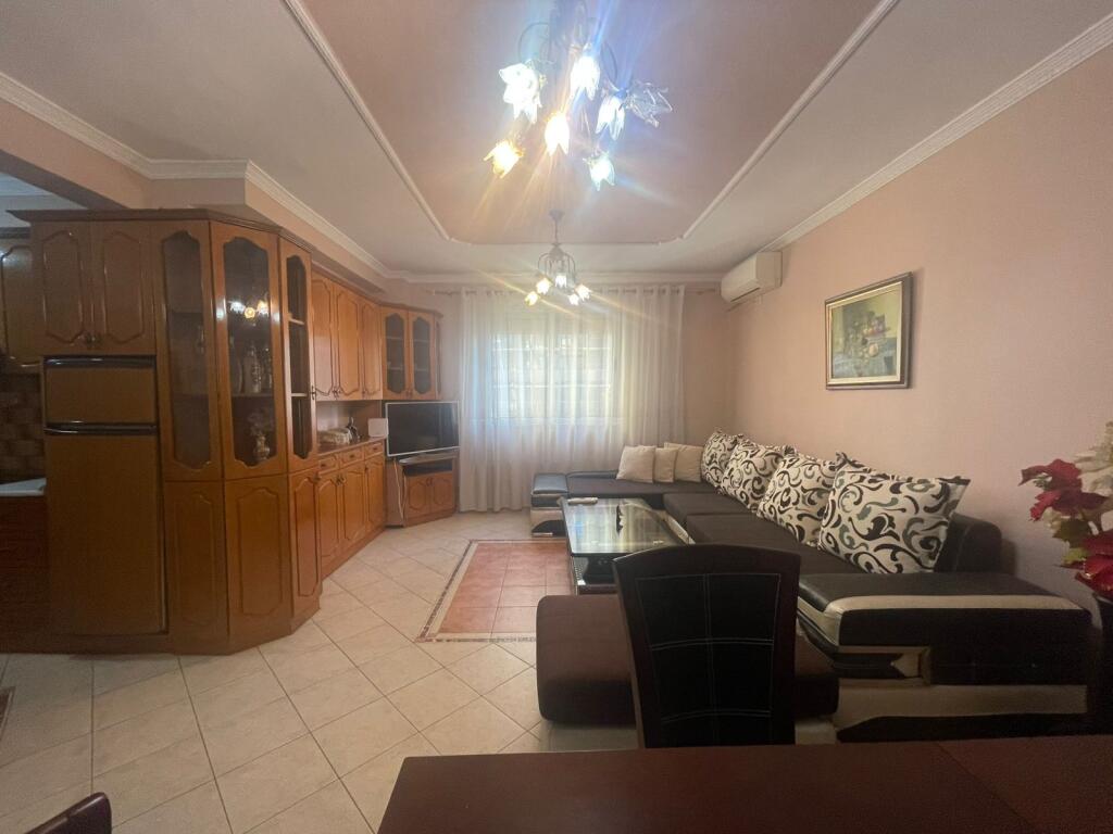 🏢Selvia, Via Isa Boletini, appartamento arredato 2+1 in affitto. 75.000 Leke      