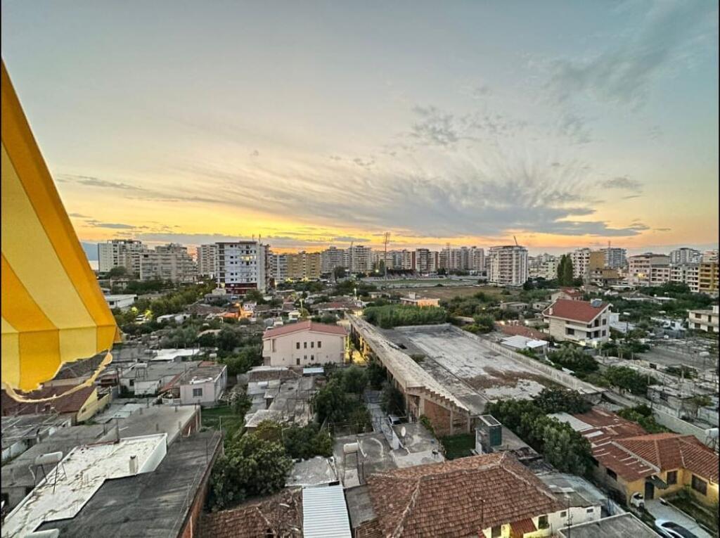 Apartament 1+1+Garazh me Qera Afatgjate - prane restorant Salvadore, Vlore