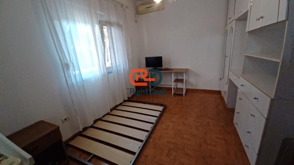 Tek Fakulteti I Inxhinierise Se Ndertimit, Jepet Me Qira Vile, Me Hapesira Te Bollshme Dhe Lokacion Ideal!!!