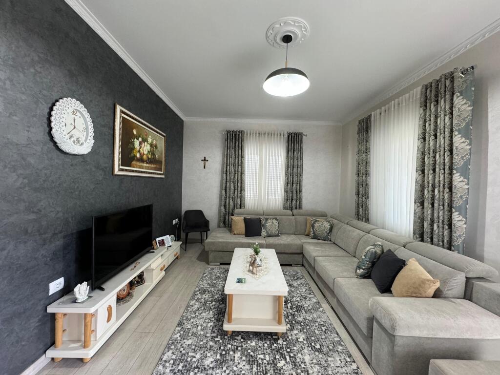 VILAT GJERMANE, JAPIM ME QIRA APARTAMENT 2+1