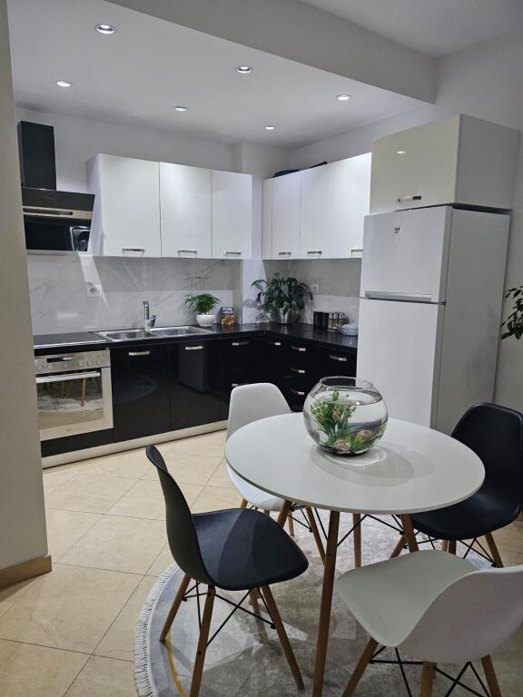 Apartament 1+1 me Qera Afatgjate - ne fillim te Lungomares, Vlore