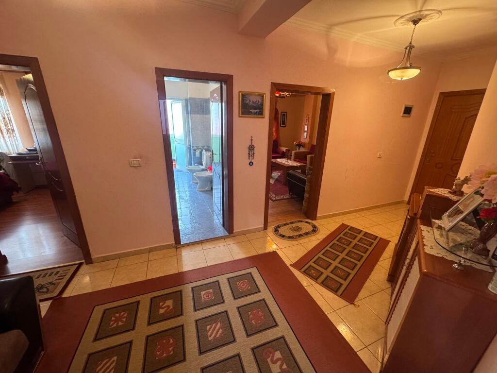 Apartment 2+1 for sale – Neighborhood 10, near the Road Transport Directorate, Korçë