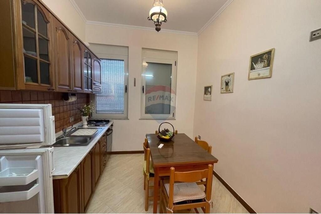 Ofrohet per qira apartament 1+1 ne qender