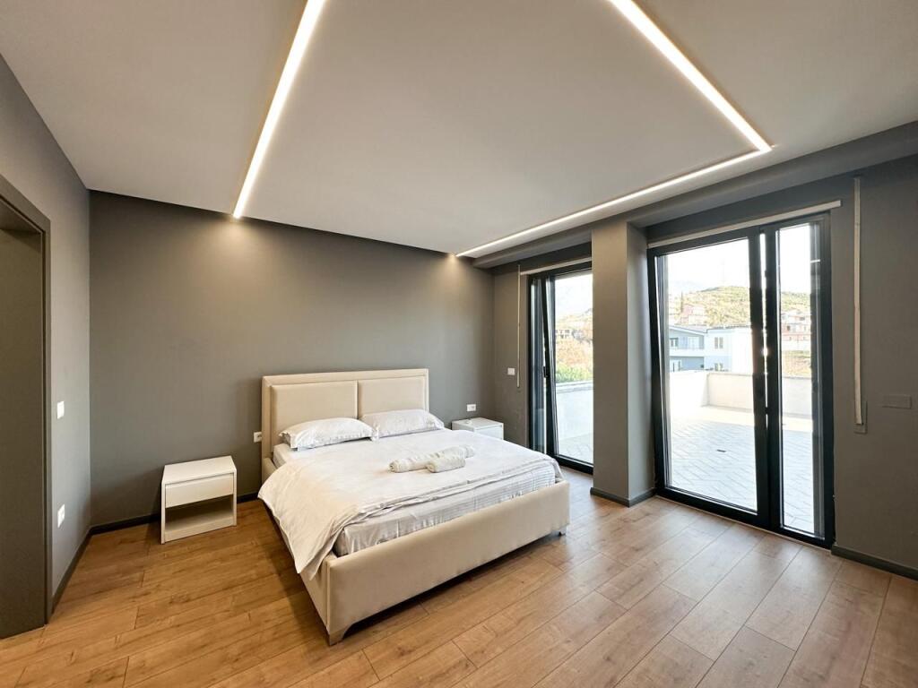 Appartamento 2+1 con veranda in vendita a Farkë