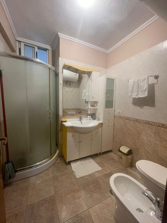 🏢Selvia, Via Isa Boletini, appartamento arredato 2+1 in affitto. 75.000 Leke      