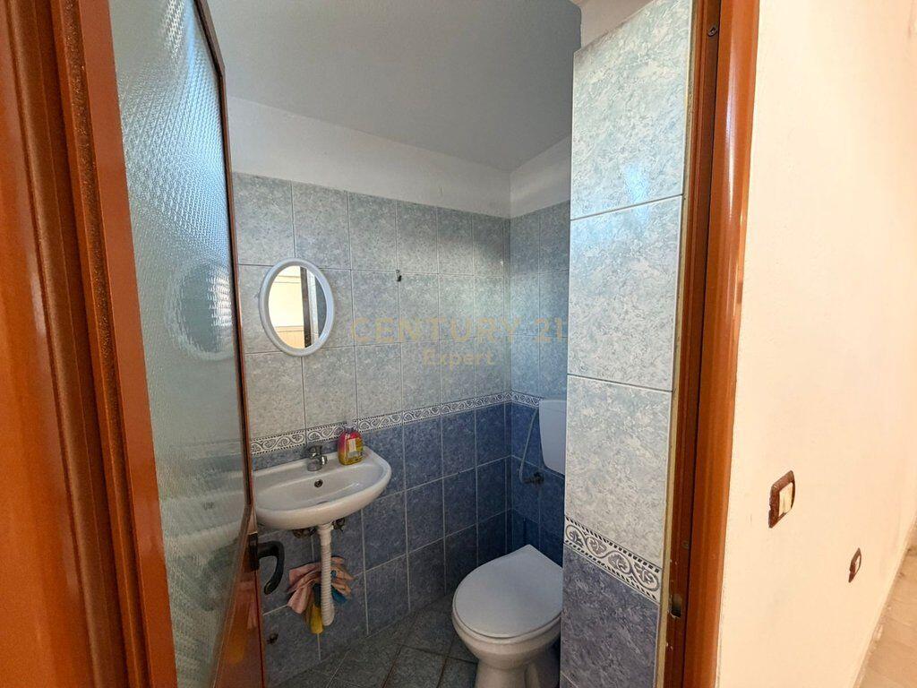 Jepet me qira vilë 4-kateshe pranë Globe Center