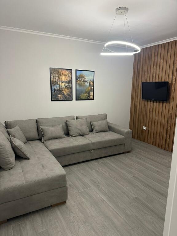 Super apartament me qira tek shkolla e kuqe