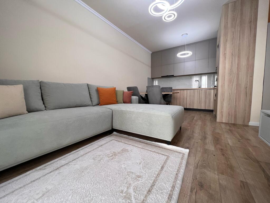 Jepet me qira Apartament 1+1 me Post Parkimi - Liqeni Thate