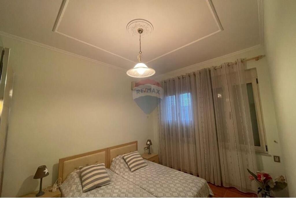 Apartament - Për Qira - Sheshi Skënderbej, Tiranë