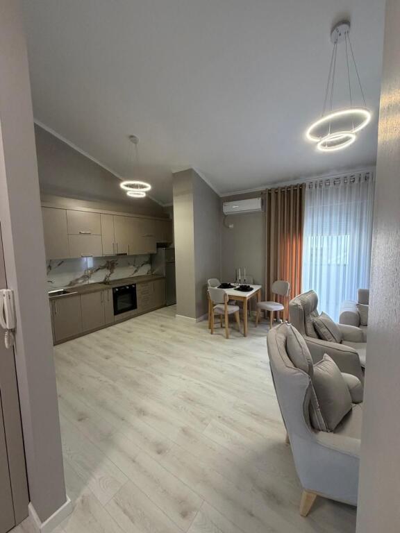 2+1 con veranda, lago secco, 800 euro con parcheggio