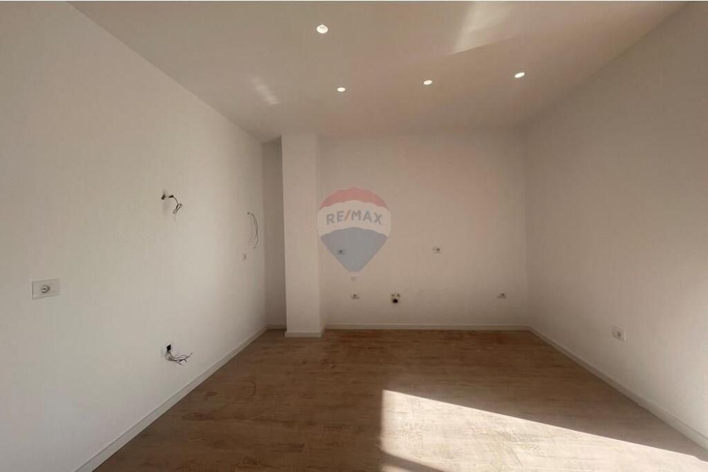 Apartment 2+1+2 for sale on Barricades Street!