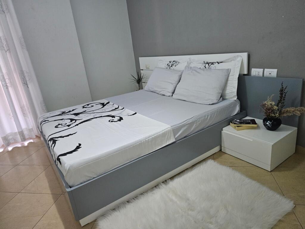 Apartament 1+1 me Qera Afatgjate - ne fillim te Lungomares, Vlore
