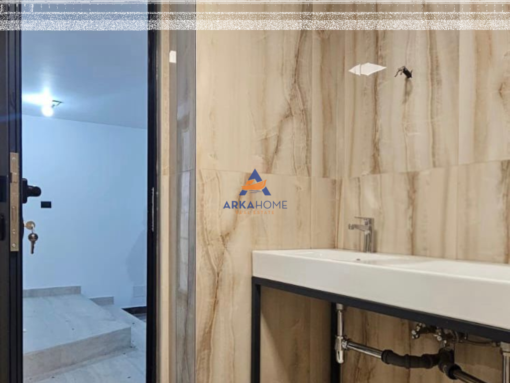 JEPET ME QERA AMBJENT 200M2 "RRUGA SAMI FRASHERI , AFER FARMACI BLLOKUT " 300.000 LEKE