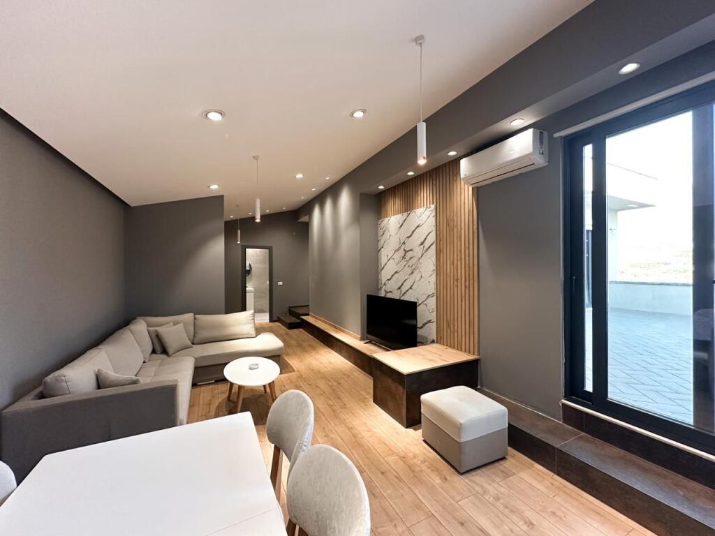 Appartamento 2+1 con veranda in vendita a Farkë