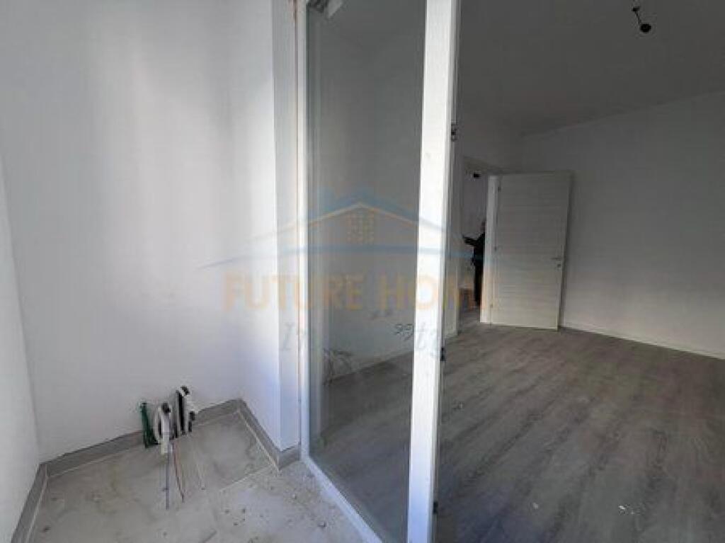 Shitet, Apartament 1+1, Rruga Dritan Hoxha, Tiranë.