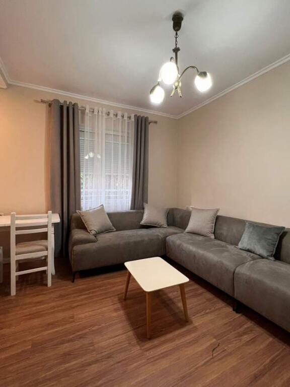 🏢Rruga Fortuzi ,pak minuta  larg Hotel Confort, jepet me qera apartament 2+1i mobiluar. 700 Euro