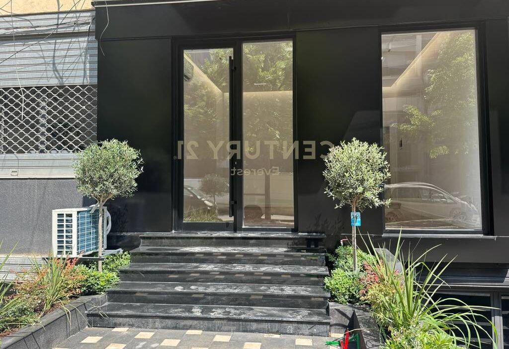 JAPIM AMBIENT KOMERCIAL ME QIRA PRANE SQUARE 21