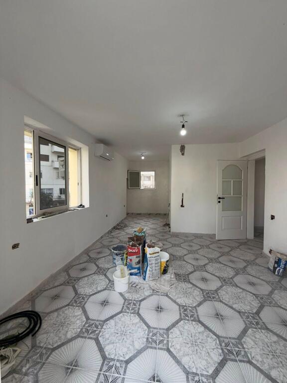 🏡 APARTAMENT ME QERA 1+1+Ballkon Jepet per Biznes 📍 Lokacioni: Stacioni Trenit Durres