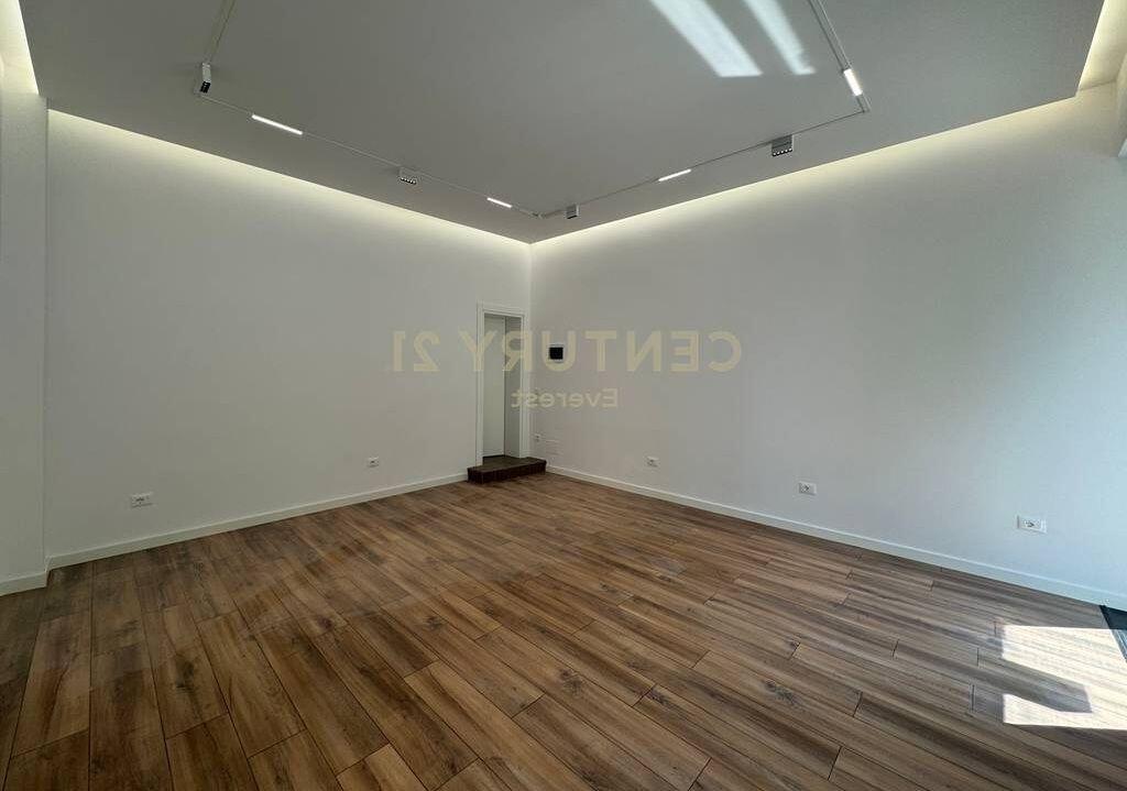 JAPIM AMBIENT KOMERCIAL ME QIRA PRANE SQUARE 21