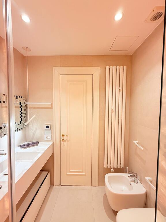 Shitet apartament modern me verandë  Pranë Kopshtit Botanik