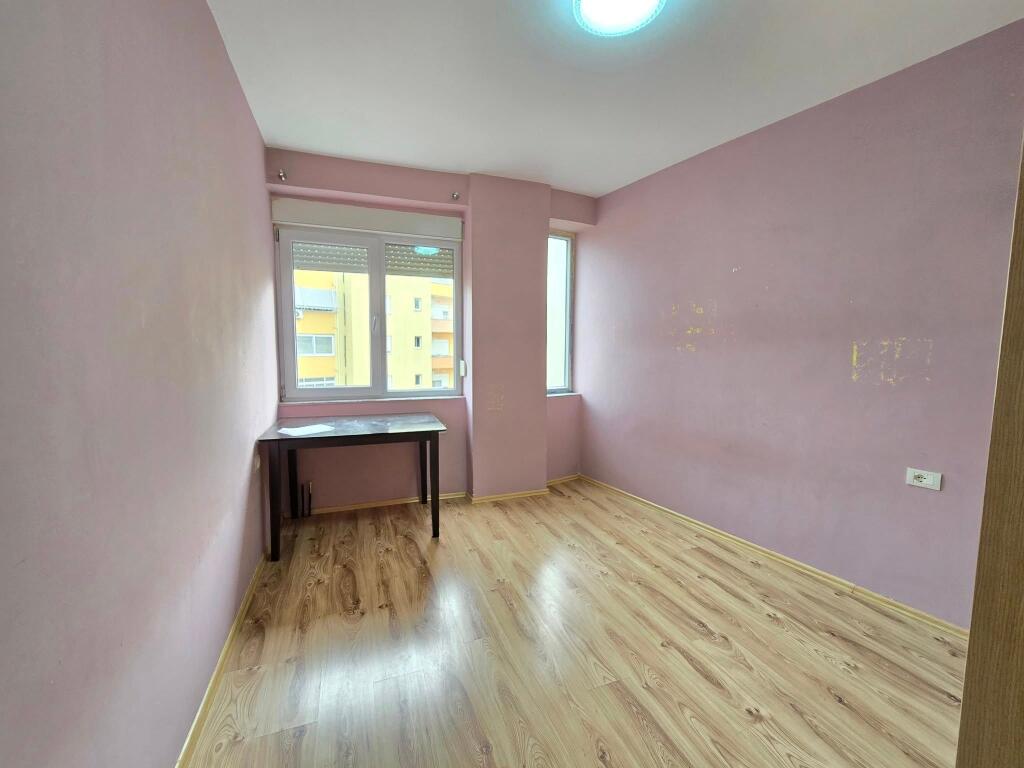 Jepet apartament me qera 2+1 pjeserisht i mobiluar tek Favina