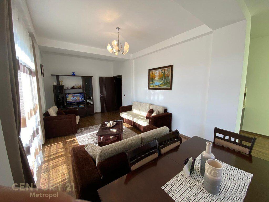 Shitet apartament 2+1+2 në zonën e Liqenit të Thatë, pranë Hotel Radisson.